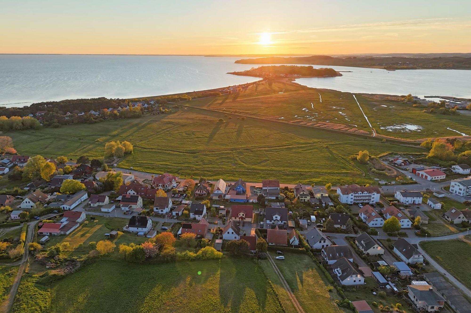 Schicke Fewo Mit Terrasse, Gratis Nutzung Vom Ahoi Erlebnisbad Und Sauna In Sellin - Haus De Niege Wech Fewo 02 티소브 외부 사진